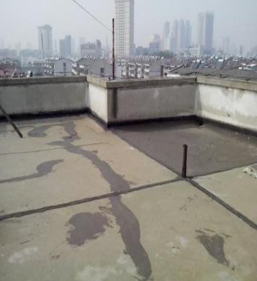 云浮市漏水维修 楼顶漏水是什么原因，楼顶漏水维修方法是什么?